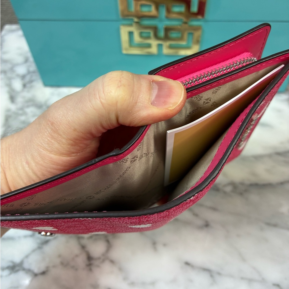 Michael Kors MK Jet Set Travel Hibiscus Pink Heart Bifold Wallet - NWT - Picture 7 of 8